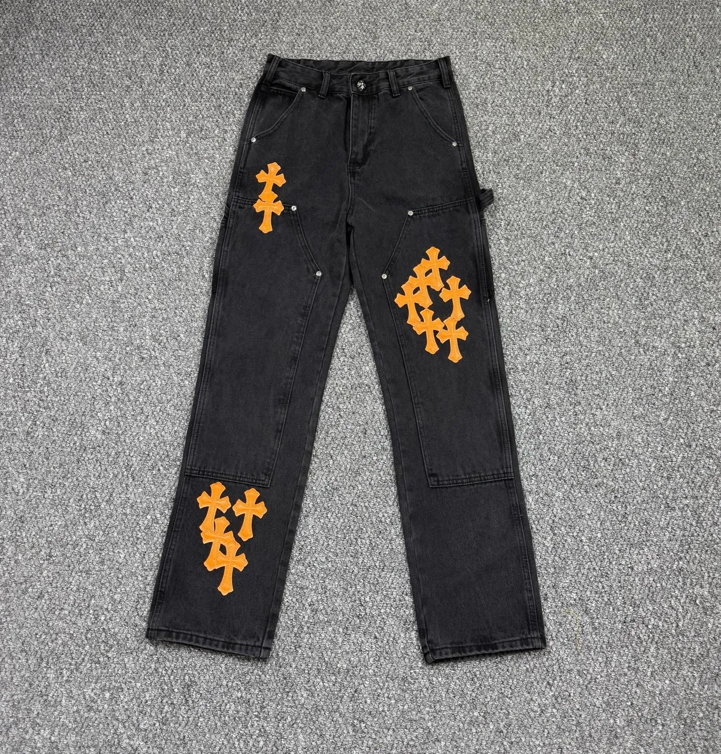 P280 Style number: H861 Chrome Hearts & Chrome Hearts 25FW CH workwear logging black and orange leather limited edition cow king jeans Chrome Hearts' most popular color pants are made of beaded canvas fabric, and heavy washing makes the upper body of the fabric more textured and the pants are tall and straight! The three-dimensional cutting of the whole trousers is a masterpiece! The hardware is customized by zp. The beaded canvas fabric is thick and soft after being washed. It has good breathability. Customized small leather label. Unique design. The details are simple and elegant, and the workmanship is exquisite. The whole trousers are neatly routed and the details are in place! It’s so cool that both men and women can easily control the genderless trend!  Size: 30-32-34-36 Color: black